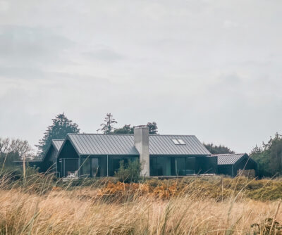 arkitekttegnet gårdhus i klitterne