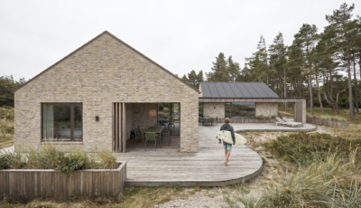 Arkitekttegnet helårshus i tre længer med beskyttet gårdrum